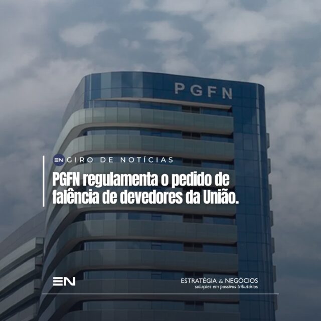 A Fazenda Nacional acaba de formalizar um instrumento que muda o jogo para quem tem dívidas de grande porte com a União.

A Portaria PGFN nº 903/2026, publicada em 2 de abril, regulamenta os critérios para que a própria PGFN solicite à Justiça a falência de empresas devedoras, algo que até fevereiro deste ano era vedado e que agora tem regras claras.

O que isso significa na prática? Se sua empresa deve R$ 15 milhões ou mais à União e a execução fiscal esgotou os meios de cobrar, você está no radar da Procuradoria.

Mas há um ponto decisivo que a maioria não está vendo: a própria norma proíbe o pedido de falência contra quem está em negociação com a União. Isso não é coincidência, é o Estado abrindo a porta para quem quer resolver.

Na Estratégia & Negócios, entendemos esse movimento antes de virar manchete. E sabemos exatamente como posicionar sua empresa para transformar esse cenário em oportunidade de regularização.

O prazo para agir é agora. Entre em contato.